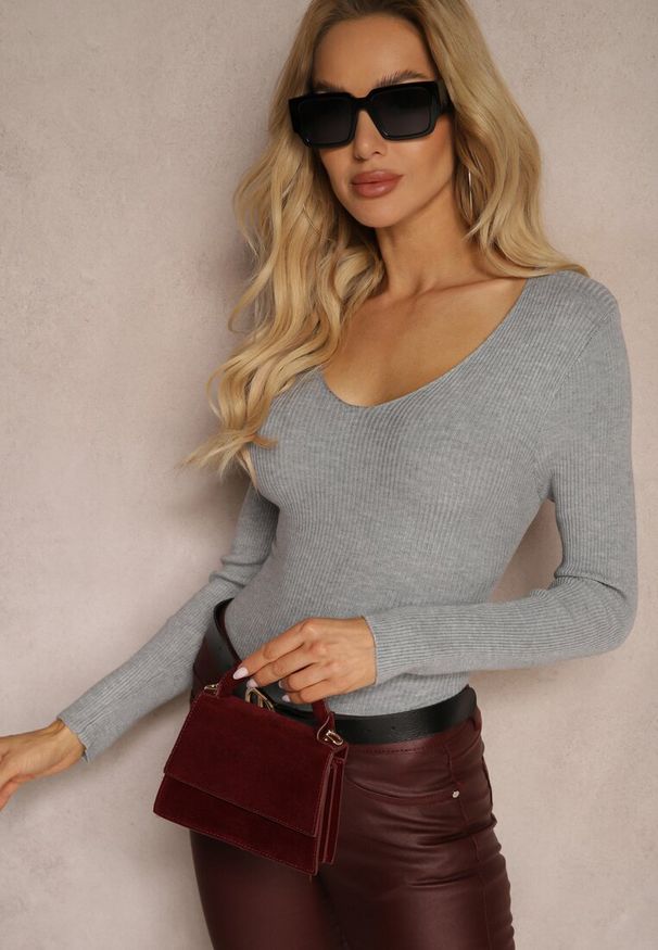 Renee - Szary Sweter o Klasycznym Fasonie w Drobne Prążki Vorida. Typ kołnierza: dekolt w łódkę. Kolor: szary. Materiał: tkanina, jeans. Wzór: prążki. Styl: klasyczny