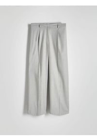 Reserved - Spodnie w kant z wiskozą - jasnoszary. Kolor: szary. Materiał: wiskoza. Wzór: gładki