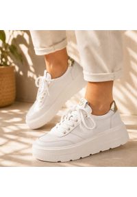 Białe skórzane sneakersy damskie na platformie Vinceza 39976. Okazja: na co dzień. Nosek buta: okrągły. Kolor: biały. Materiał: skóra. Szerokość cholewki: normalna. Sezon: lato, wiosna. Obcas: na platformie #1
