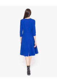 DENI CLER - Niebieska kloszowana sukienka. Kolor: niebieski. Materiał: wełna #4