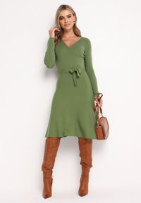 Born2be - Zielona Sweterkowa Sukienka Rozkloszowana z Wiązanym Paskiem Florentame. Kolor: zielony. Materiał: materiał. Typ sukienki: rozkloszowane, kopertowe. Długość: midi #5