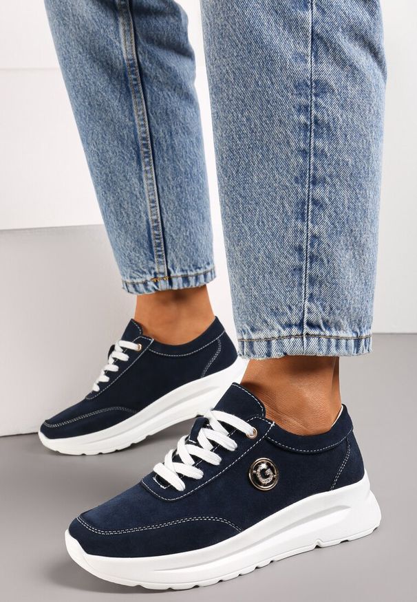 Renee - Granatowe Sneakersy Ozdobione Metalową Przypinką na Cholewce przed Kostkę Fendiama. Okazja: na co dzień. Wysokość cholewki: przed kostkę. Kolor: niebieski. Szerokość cholewki: normalna. Wzór: aplikacja
