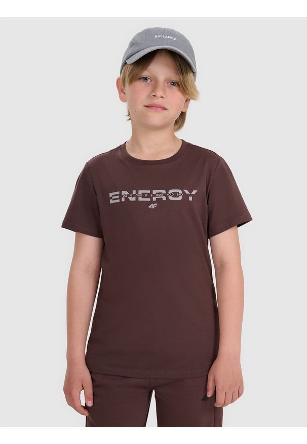 4f - 4F T-shirt regular z nadrukiem chłopięcy - brązowy 122 (6-7 lat). Okazja: na co dzień. Kolor: brązowy. Materiał: bawełna, materiał, jersey. Długość rękawa: krótki rękaw. Długość: krótkie. Wzór: nadruk. Sezon: lato. Styl: klasyczny, casual, sportowy