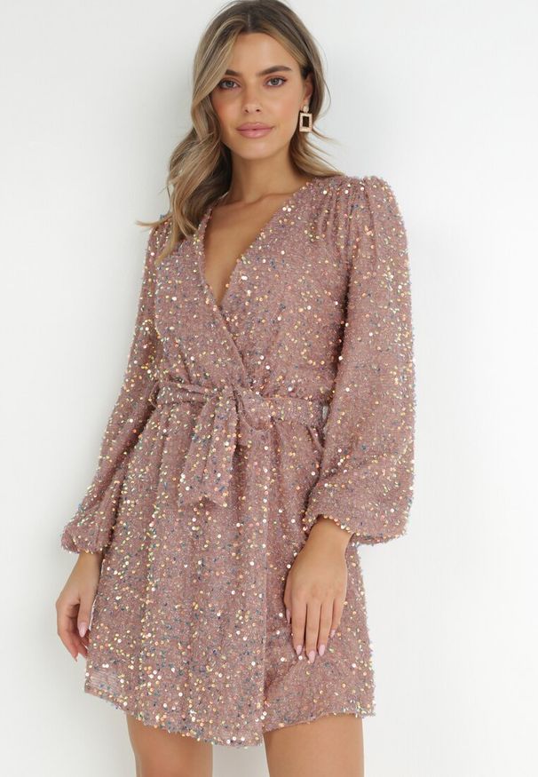 Born2be - Różowa Sukienka Cekinowa z Kopertowym Dekoltem Cidoly. Okazja: na co dzień. Typ kołnierza: dekolt kopertowy. Kolor: różowy. Typ sukienki: kopertowe. Styl: casual, rockowy, elegancki