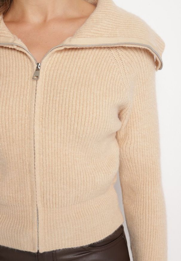 Born2be - Beżowy Kardigan Dzianiny z Wełną z Golfem Zapinany na Suwak Zinellia. Okazja: na co dzień. Typ kołnierza: golf. Kolor: beżowy. Materiał: wełna, dzianina. Długość rękawa: długi rękaw. Długość: długie. Styl: klasyczny, casual