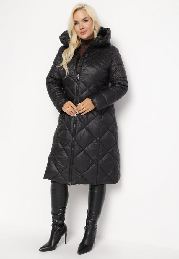 Born2be - Czarna Kurtka Długa Pikowana z Kapturem Conn. Typ kołnierza: kaptur. Kolor: czarny. Długość: długie