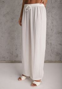 Renee - Biały Oversizowy Komplet Zdobiony Cyrkoniami T-shirt i Spodnie Arnateia. Kolor: biały. Wzór: aplikacja #7