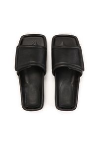 Kazar - Klapki na płaskiej podeszwie z szerokim paskiem. Kolor: czarny. Materiał: skóra. Obcas: na płaskiej podeszwie #3