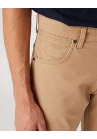Wrangler - WRANGLER GREENSBORO MĘSKIE SPODNIE MATERIAŁOWE TIGERS EYE W15QDRC20 112334233. Materiał: materiał #4