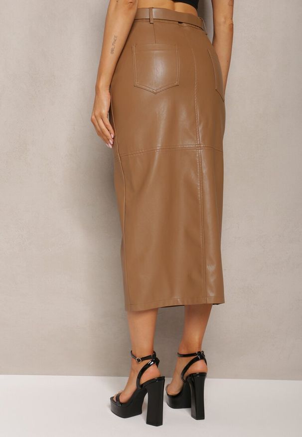 Renee - Jasnobrązowa Midi Spódnica Ołówkowa z Ekoskóry z Klamrą na Pasku Agotte. Kolor: brązowy. Styl: elegancki
