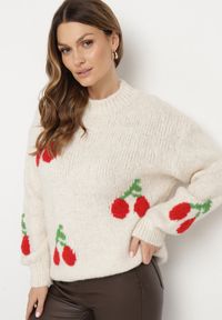 Born2be - Jasnobeżowy Sweter o Prostym Kroju z Domieszką Wełny Zdobiony Aplikacją w Wisienki Rinarea. Okazja: do pracy, na co dzień, na spacer. Kolor: beżowy. Materiał: wełna. Długość rękawa: długi rękaw. Długość: długie. Wzór: aplikacja. Sezon: jesień, zima. Styl: klasyczny, casual, elegancki #3