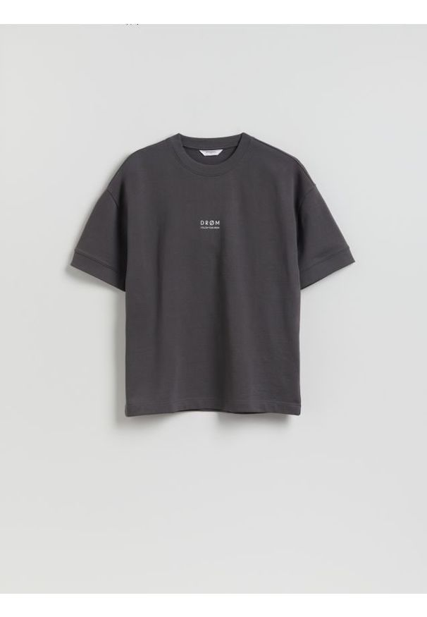 Reserved - T-shirt boxy z nadrukiem - ciemnoszary. Kolor: szary. Materiał: dzianina, bawełna. Wzór: nadruk