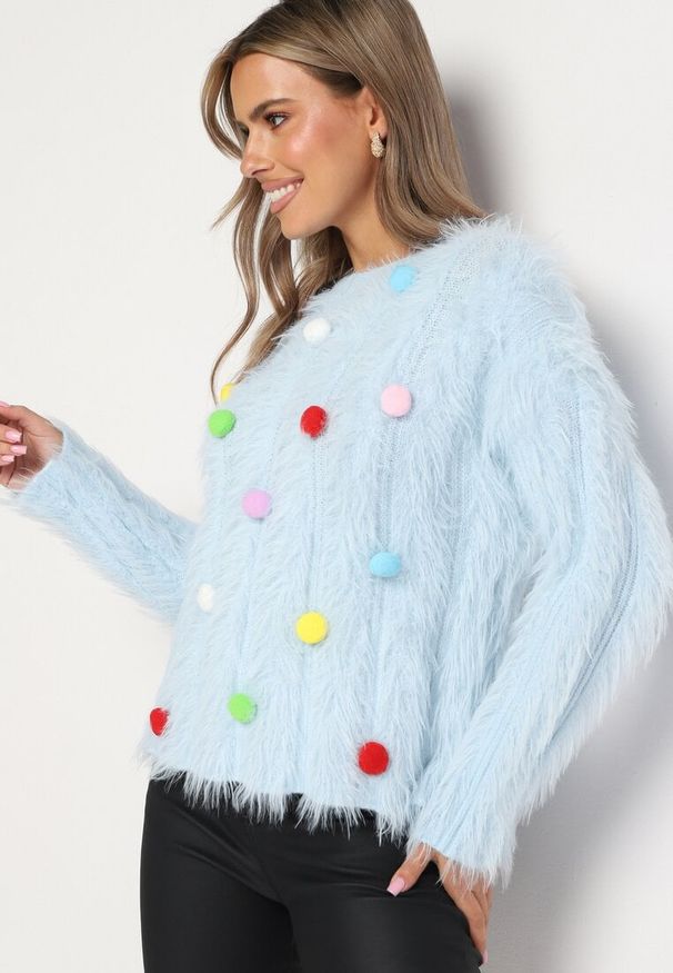 Born2be - Jasnoniebieski Sweter z Wełną z Alpaki Ozdobiony Kolorowymi Pomponami Felinda. Okazja: na co dzień. Kolor: niebieski. Materiał: wełna. Długość: długie. Wzór: kolorowy, aplikacja. Styl: casual, elegancki