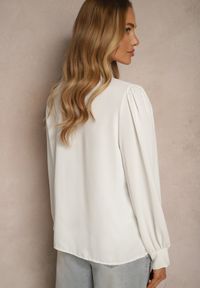 Renee - Biała Bluzka z Ozdobnymi Perełkami i Falbaną Mirretis. Okazja: na co dzień, na spotkanie biznesowe. Kolor: biały. Materiał: jeans. Wzór: aplikacja. Styl: biznesowy, casual