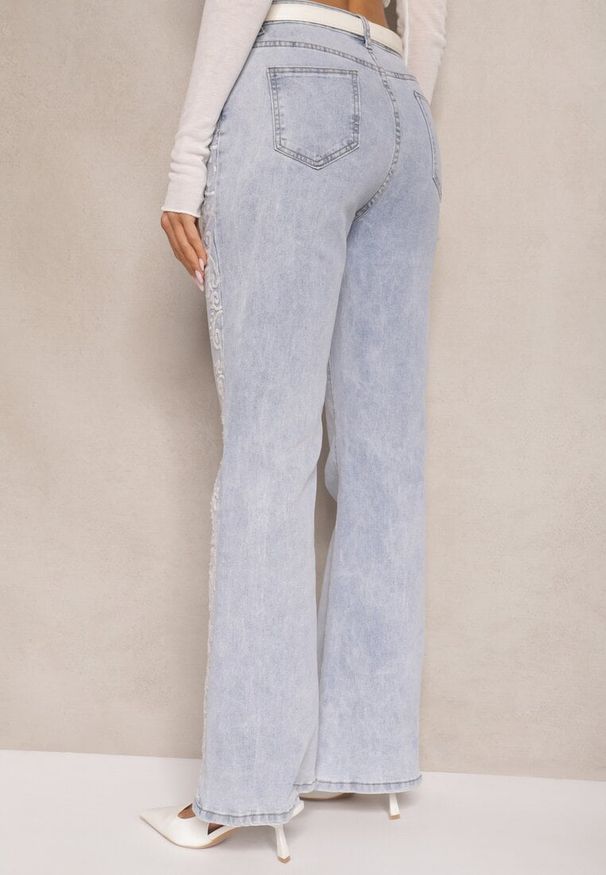 Renee - Niebieskie Jeansy High Waist o Fasonie Dzwonów z Bawełną i Dekoracyjnymi Haftami Senaviel. Okazja: na co dzień. Stan: podwyższony. Kolor: niebieski. Wzór: haft. Styl: elegancki, casual