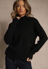 Renee - Czarny Gładki Golf Zdobiony Guzikami przy Dekolcie Rallessa. Okazja: na randkę, na spotkanie biznesowe, na co dzień. Typ kołnierza: golf. Kolor: czarny. Materiał: jeans. Długość rękawa: długi rękaw. Długość: długie. Wzór: gładki, aplikacja. Styl: elegancki, biznesowy, klasyczny, casual