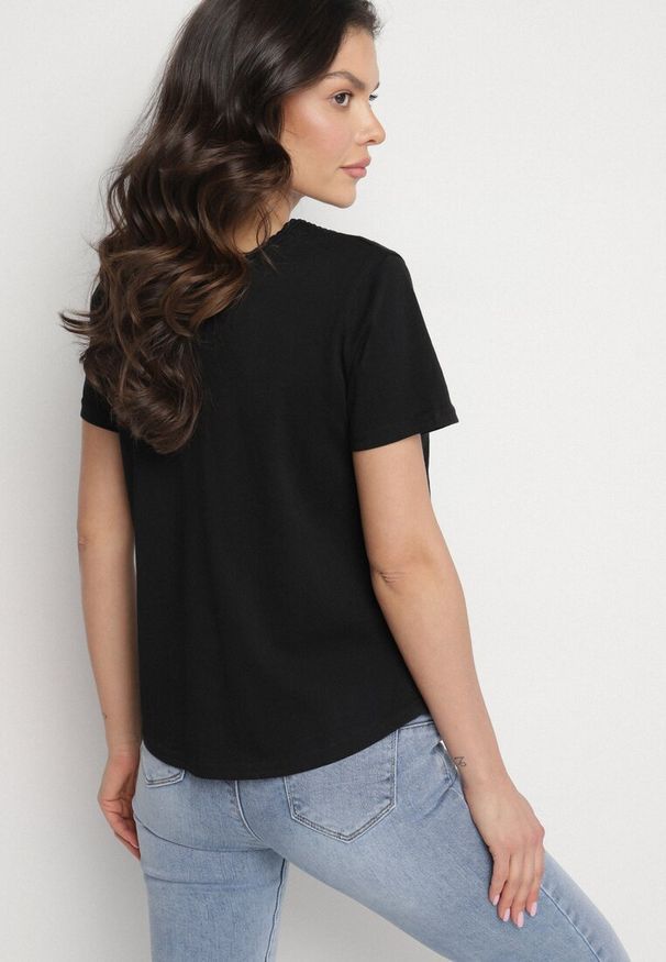 Born2be - Czarny T-shirt z Bawełny z Wiskozą i Ażurowym Zdobieniem Alivira. Okazja: na co dzień. Kolor: czarny. Materiał: bawełna, wiskoza. Wzór: ażurowy, aplikacja. Styl: casual, elegancki, sportowy