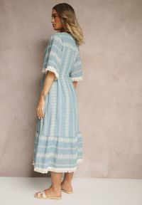 Renee - Jasnoniebieska Rozkloszowana Sukienka Boho z Bawełny Zdobiona Haftem i Wiązaniem Koriruna. Okazja: na co dzień. Typ kołnierza: dekolt w kształcie V. Kolor: niebieski. Materiał: bawełna. Wzór: aplikacja, haft. Styl: boho #4