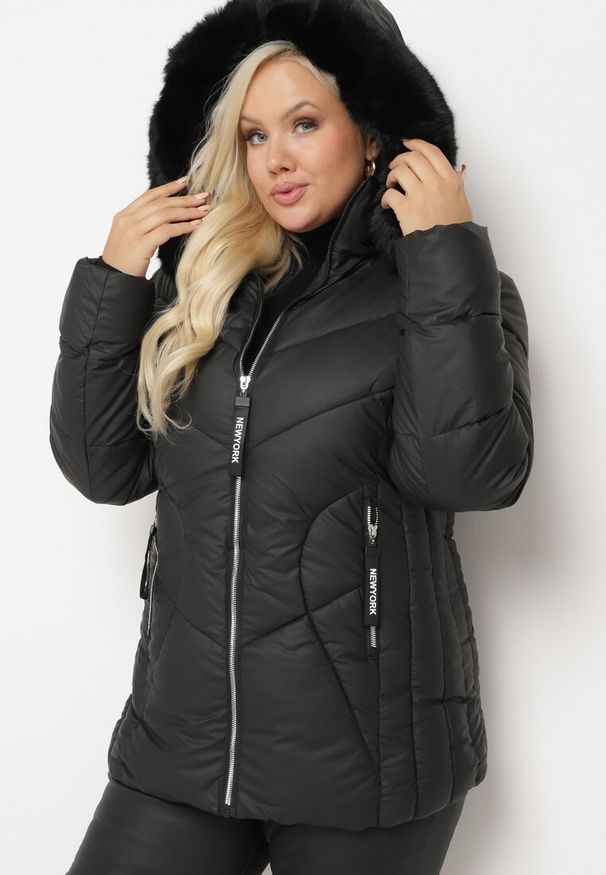 Born2be - Czarna Kurtka Pikowana z Odpinanym Kapturem i Futerkiem Ittella. Okazja: na co dzień, na spacer. Kolekcja: plus size. Kolor: czarny. Materiał: futro. Wzór: aplikacja. Sezon: zima. Styl: casual