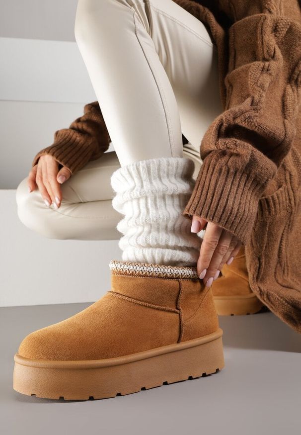 Born2be - Brązowe Śniegowce na Grubej Podeszwie Zdobione Haftem Sewnella. Okazja: na co dzień. Zapięcie: bez zapięcia. Kolor: brązowy. Materiał: jeans. Wzór: aplikacja, haft. Sezon: zima, jesień. Styl: casual