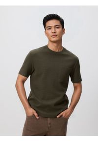 Reserved - Strukturalny t-shirt comfort fit - oliwkowy. Kolor: oliwkowy. Materiał: dzianina, bawełna