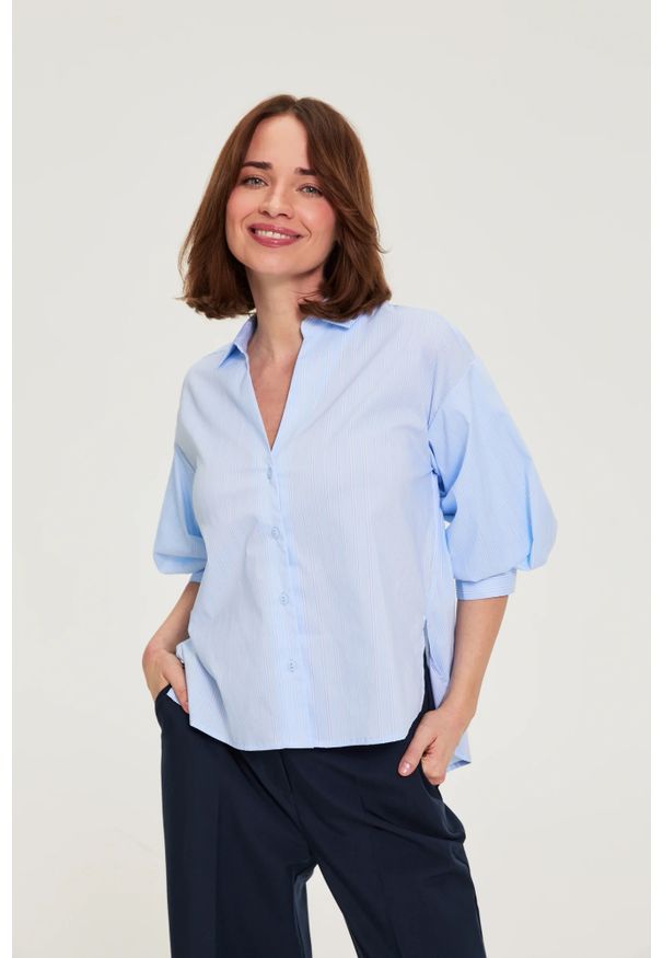 MOODO - Koszula w paski z bufiastymi rękawami błękitna. Kolor: niebieski. Materiał: bawełna, elastan, poliester. Wzór: paski