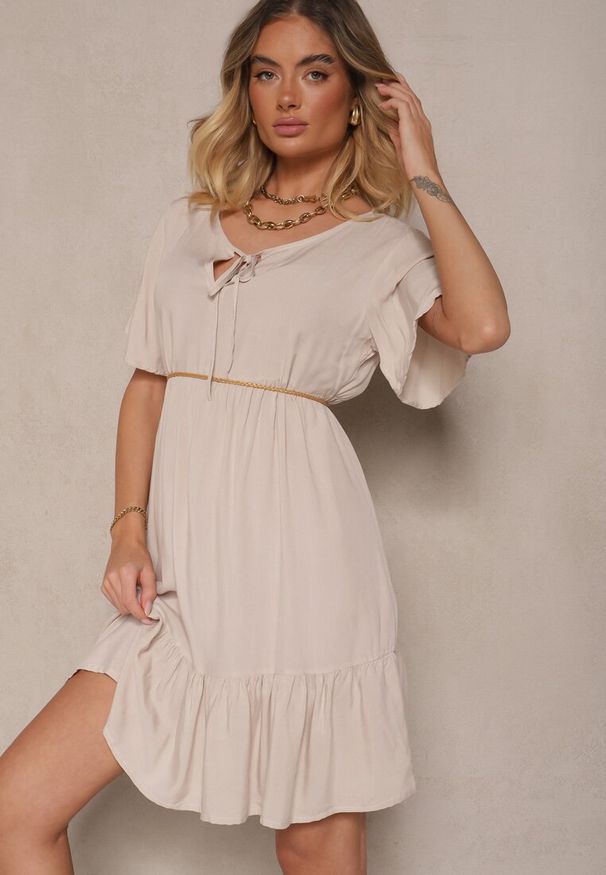 Renee - Jasnobeżowa Bawełniana Sukienka Rozkloszowana z Wiązaniem przy Dekolcie Mepova. Okazja: na co dzień. Kolor: beżowy. Materiał: bawełna. Styl: klasyczny, casual