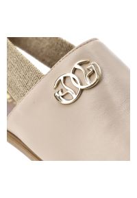 Sandały damskie Armodo, cholewka ze skóry naturalnej z szerokim gładkim paskiem elastyczna wstawka przy kostce ułatwiająca zakładanie, beżowe, 40473. Zapięcie: pasek. Kolor: beżowy. Materiał: skóra. Wzór: gładki #3