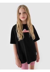 4f - 4F T-shirt oversize z nadrukiem dziewczęcy - czarny 152 (11-12 lat). Okazja: na co dzień. Kolor: czarny. Materiał: bawełna, jersey, dzianina. Długość rękawa: krótki rękaw. Długość: krótkie. Wzór: nadruk. Sezon: lato. Styl: wakacyjny, casual, sportowy, klasyczny