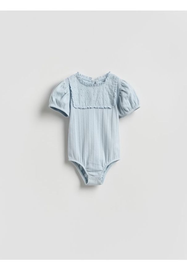 Reserved - Body z ażurową wstawką - jasnoniebieski. Kolor: niebieski. Materiał: bawełna. Wzór: ażurowy