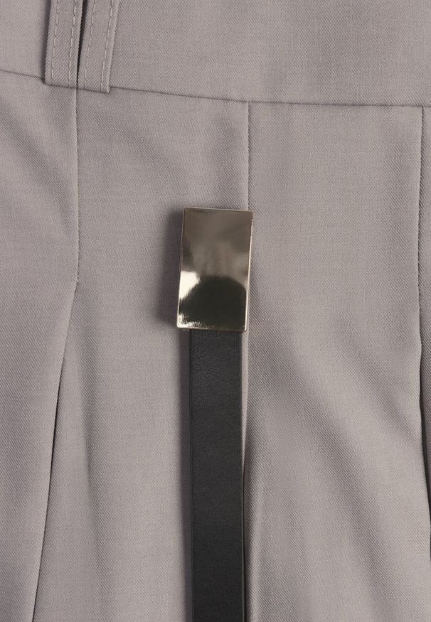 Born2be - Szare Plisowane Spódnico-Spodenki z Wysokim Stanem Ozdobione Paskiem Evilinas. Okazja: na co dzień. Stan: podwyższony. Kolor: szary. Materiał: bawełna. Wzór: aplikacja. Styl: elegancki, casual