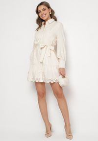 Born2be - Jasnobeżowa Koszulowa Sukienka z Wiskozy z Bawełną Koronką i Paskiem Lilresia. Okazja: na co dzień. Kolor: beżowy. Materiał: koronka, bawełna, wiskoza. Długość rękawa: długi rękaw. Wzór: koronka. Sezon: wiosna, lato. Typ sukienki: koszulowe. Styl: klasyczny, casual, elegancki #5