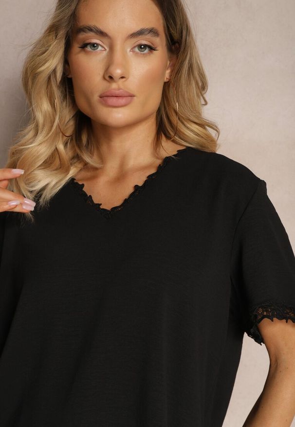 Renee - Czarna Bluzka z Wykończeniami z Koronki i Dekoltem V Mallana. Kolor: czarny. Materiał: koronka. Wzór: koronka. Styl: elegancki