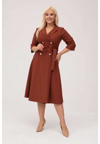 Moda Size Plus Iwanek - Elegancka żakietowa sukienka Marietta w odcieniach brązu XXL OVERSIZE. Okazja: na spotkanie biznesowe, na co dzień. Kolor: brązowy. Materiał: tkanina, elastan, poliester, materiał. Typ sukienki: oversize. Styl: elegancki