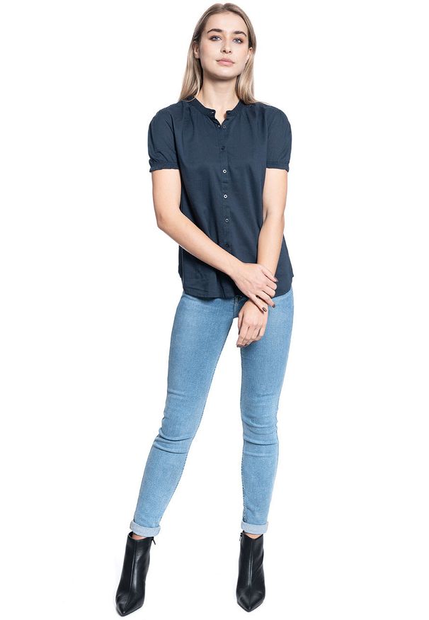 Mustang - KOSZULA DAMSKA MUSTANG Elsa Basic Blouse BLUE NIGHTS 1009453 4085. Typ kołnierza: kołnierzyk stójkowy. Materiał: materiał. Długość rękawa: krótki rękaw