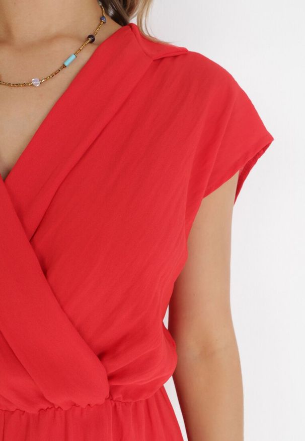 Born2be - Czerwony Kombinezon z Krótkimi Nogawkami i Kopertowym Dekoltem z Wiskozy Polisse. Kolor: czerwony. Materiał: wiskoza. Długość: krótkie. Sezon: wiosna, lato