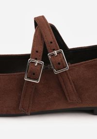 Renee - Brązowe Balerinki w Stylu Mary Jane VICES z Imitacji Zamszu Natinare. Okazja: na co dzień. Zapięcie: klamry. Kolor: brązowy. Materiał: zamsz. Styl: casual, elegancki, klasyczny #9