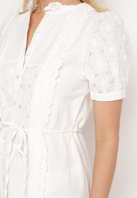 Born2be - Biała Sukienka Rozkloszowana z Bawełny Wiązana w Talii Ozdobiona Koronką Mleiana. Okazja: na randkę. Kolor: biały. Materiał: bawełna, koronka. Wzór: aplikacja, koronka. Styl: elegancki #6