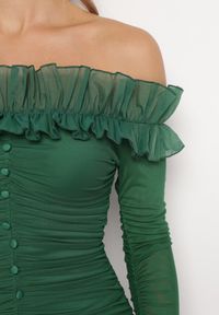 Born2be - Ciemnozielona Dopasowana Sukienka Hiszpanka z Falbanką Turlia. Typ kołnierza: dekolt hiszpanka. Kolor: zielony. Wzór: aplikacja #4