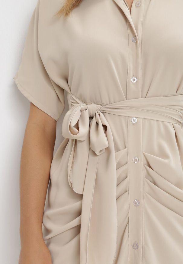 Born2be - Beżowa Koszulowa Sukienka Midi z Ozdobnym Wiązaniem i Marszczeniem Eudolia. Okazja: na co dzień. Typ kołnierza: dekolt w serek. Kolor: beżowy. Długość rękawa: krótki rękaw. Sezon: wiosna, lato. Typ sukienki: koszulowe. Styl: klasyczny, casual. Długość: midi