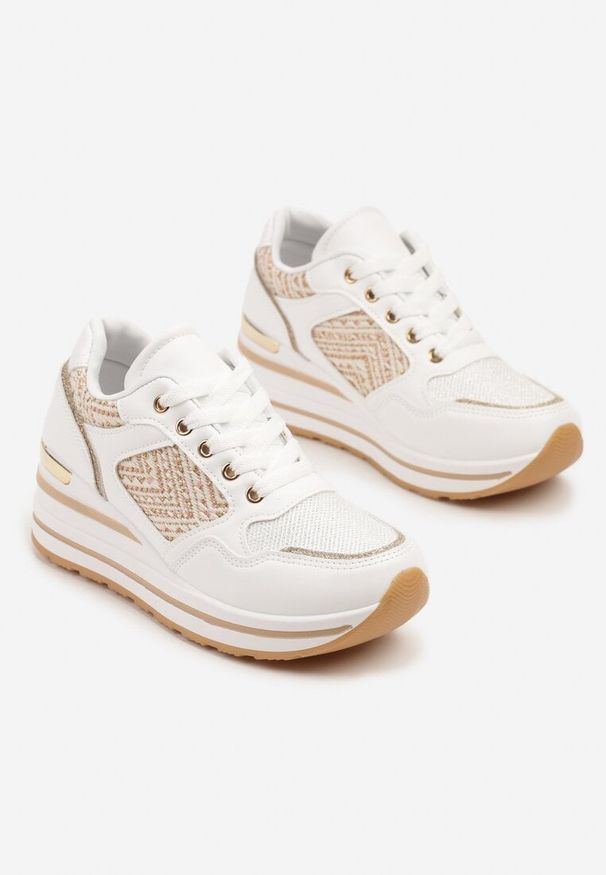 Renee - Białe Sneakersy na Koturnie z Geometrycznym Wzorem i Brokatem Tillineira. Okazja: na co dzień. Zapięcie: sznurówki. Kolor: biały. Materiał: jeans. Wzór: geometria. Obcas: na koturnie