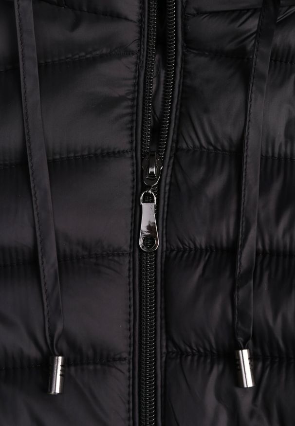 Born2be - Czarna Klasyczna Kurtka Przejściowa z Pikowaniem i Odpinanym Kapturem Fezizola. Okazja: na co dzień. Kolor: czarny. Materiał: jeans. Sezon: wiosna, jesień. Styl: klasyczny