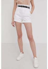 Answear Lab Szorty jeansowe damskie kolor biały gładkie high waist. Okazja: na co dzień. Stan: podwyższony. Kolor: biały. Materiał: jeans. Wzór: gładki. Styl: wakacyjny