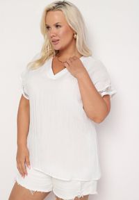 Born2be - Biała Bluzka z Ozdobną Falbanką i Dekoltem w Serek Vikiirelia. Okazja: na spotkanie biznesowe. Typ kołnierza: dekolt w serek. Kolekcja: plus size. Kolor: biały. Materiał: materiał. Styl: biznesowy