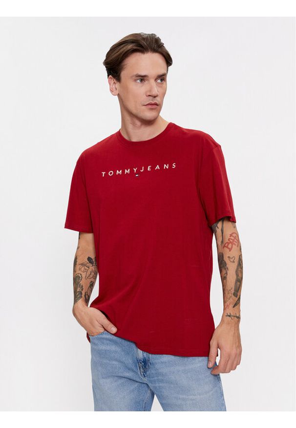 Tommy Jeans T-Shirt Linear Logo DM0DM17993 Czerwony Regular Fit. Kolor: czerwony. Materiał: bawełna