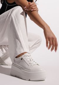 Renee - Białe Sneakersy Vices na Grubej Podeszwie Tuliri. Kolor: biały. Materiał: jeans. Obcas: na platformie #1