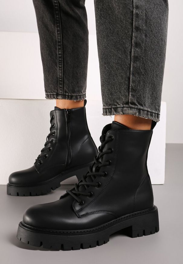 Renee - Czarne Botki Workery bez Zdobień Belorinae. Nosek buta: okrągły. Kolor: czarny. Materiał: jeans, skóra. Szerokość cholewki: normalna. Wzór: aplikacja. Obcas: na obcasie. Styl: elegancki, klasyczny. Wysokość obcasa: niski
