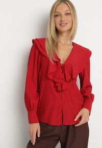 Born2be - Czerwona Koszula Vices z Bufiastymi Rękawami i Żabotem z Falbanami Zoivia. Okazja: na spotkanie biznesowe, do pracy. Typ kołnierza: z żabotem. Kolor: czerwony. Materiał: jeans, lakier. Wzór: aplikacja. Styl: klasyczny, biznesowy, elegancki