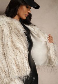 Renee - Biała Kurtka Futerko Ozdobione Cieniowaniem Tusirra. Kolekcja: plus size. Kolor: biały. Materiał: futro. Wzór: aplikacja. Styl: elegancki #5