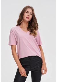 MOODO - T-shirt z dekoltem w serek różowy. Typ kołnierza: dekolt w serek. Kolor: różowy. Materiał: bawełna, elastan